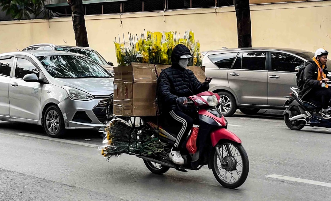 Repartidor de delivery en moto trabajando.