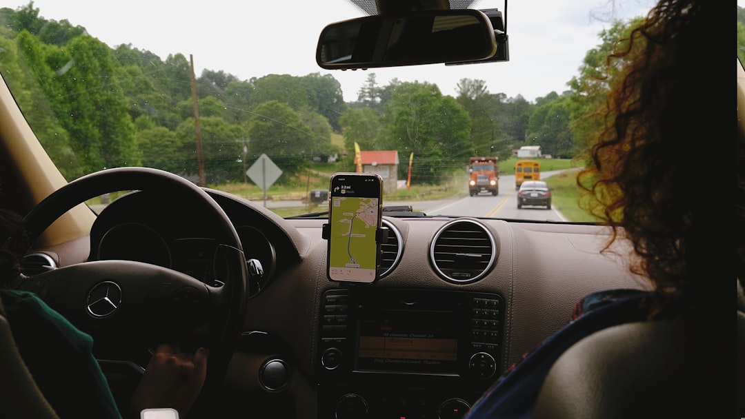 conductor mujer con smartphone en coche interfaz entrega