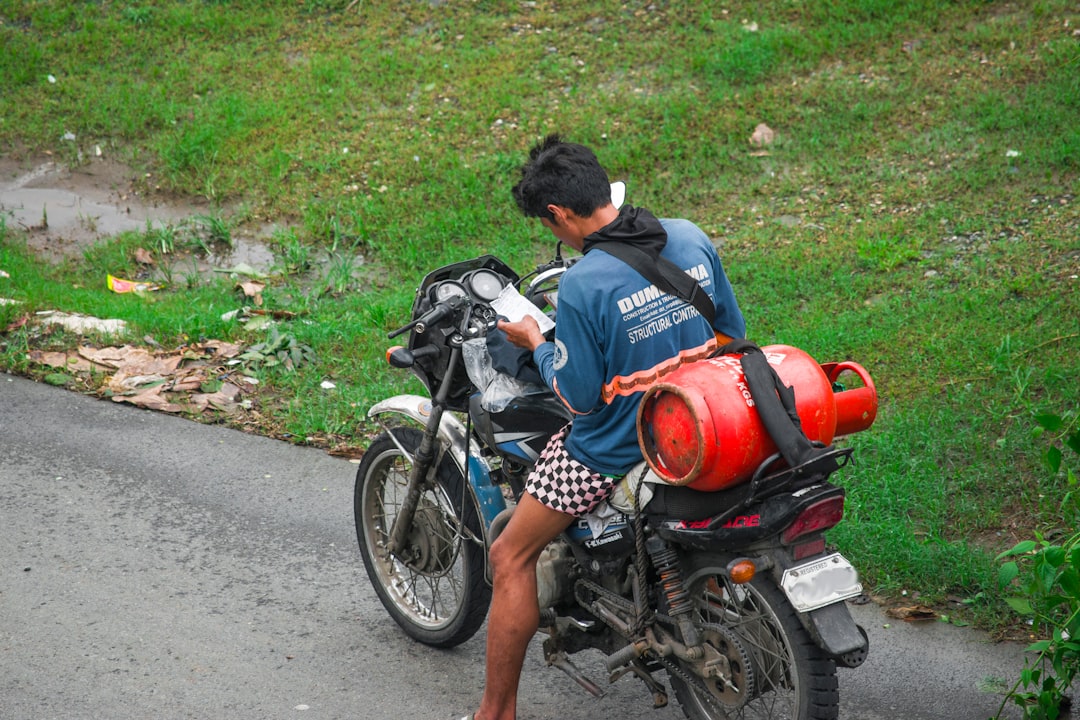 mantenimiento de motocicleta en carretera
