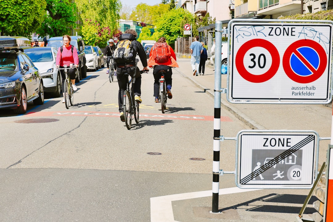 Repartidor en bicicleta en zona de bajas emisiones